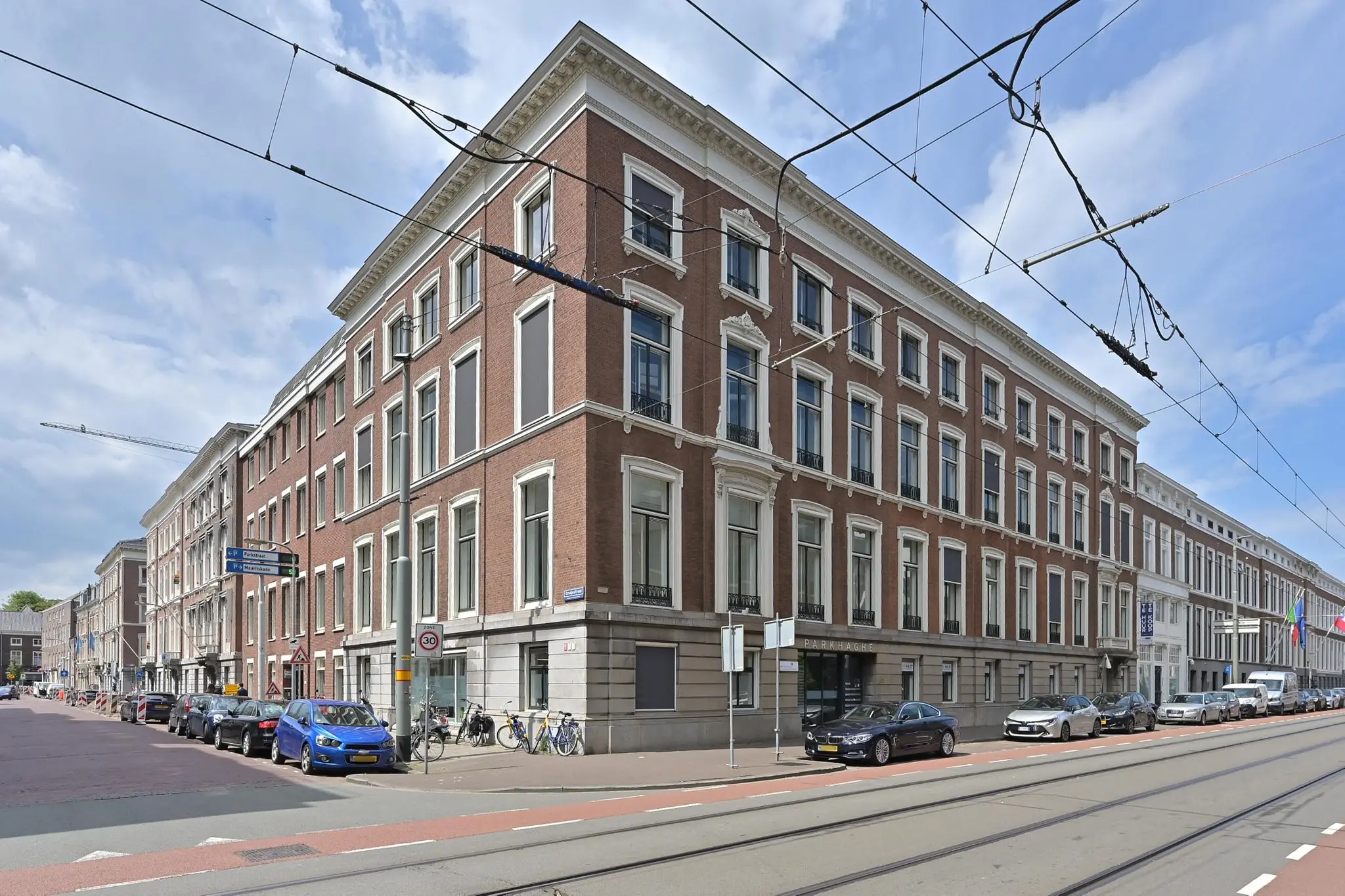 Straatbeeld van de Parkstraat in Den Haag met een rij statige, klassieke panden en geparkeerde auto's.