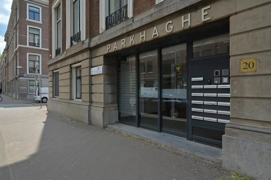 Voorgevel van kantoorpand ParkHaghe aan de Parkstraat 20 in Den Haag, met brievenbussen en glazen entree.