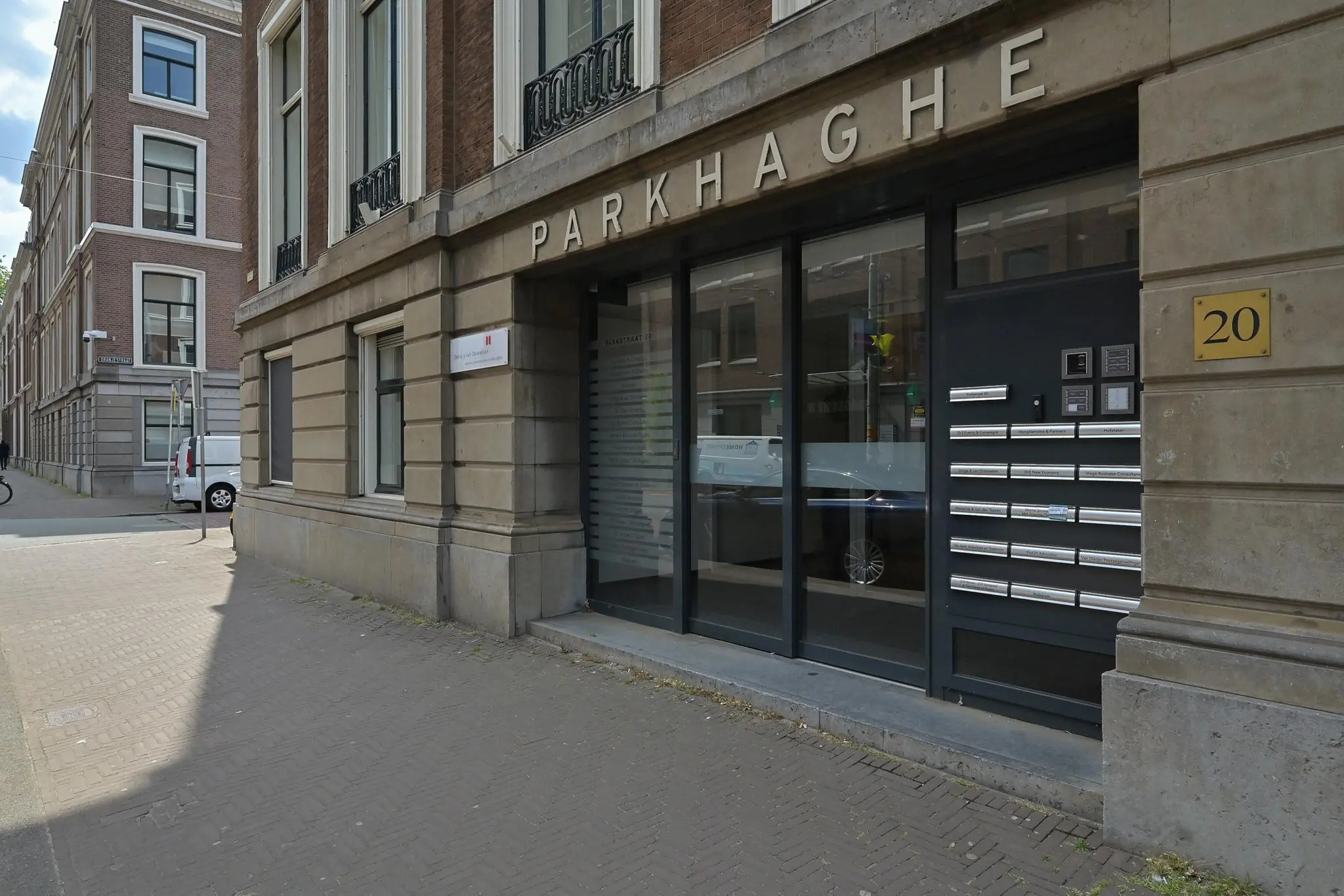 Voorgevel van kantoorpand ParkHaghe aan de Parkstraat 20 in Den Haag, met brievenbussen en glazen entree.