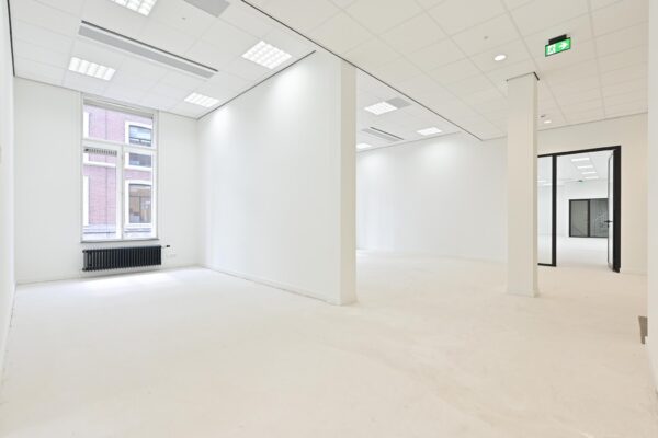 Licht en modern kantoorpand aan de Parkstraat met witte muren, systeemplafond en grote ramen.
