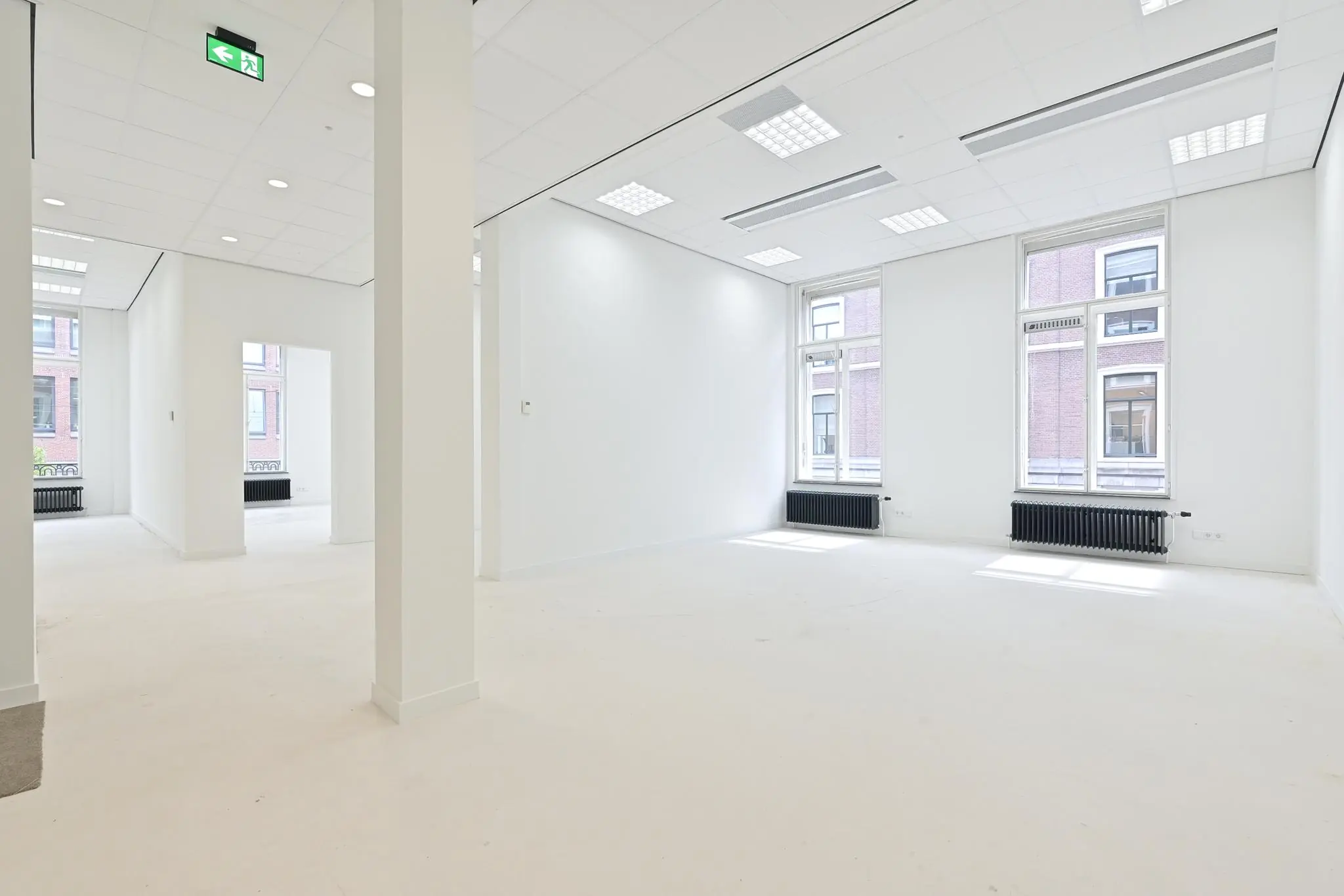 Licht en ruim kantoorpand aan de Parkstraat met hoge plafonds, grote ramen en witte muren.