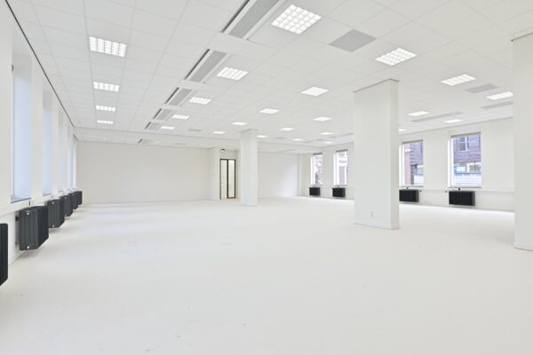 Licht en ruim leeg kantoorpand aan de Parkstraat met grote ramen en systeemplafond.