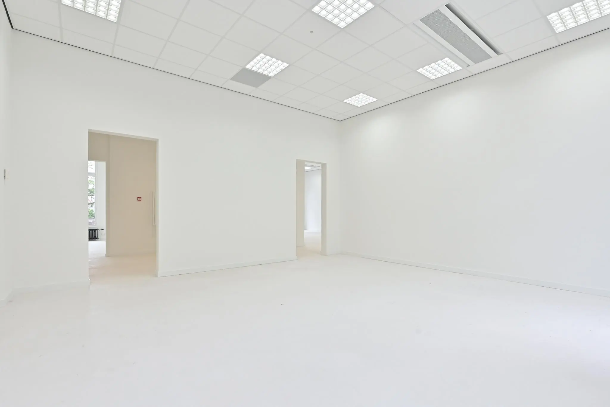 Licht en modern leegstaand kantoorinterieur aan de Parkstraat met witte muren en systeemplafond.