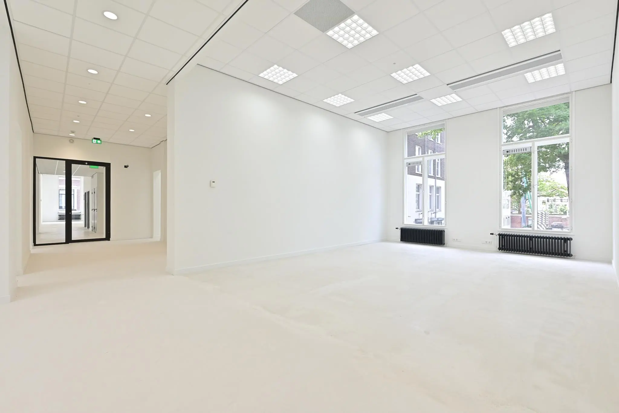 Lichte, leegstaande kantoorruimte aan de Parkstraat met grote ramen en systeemplafond.
