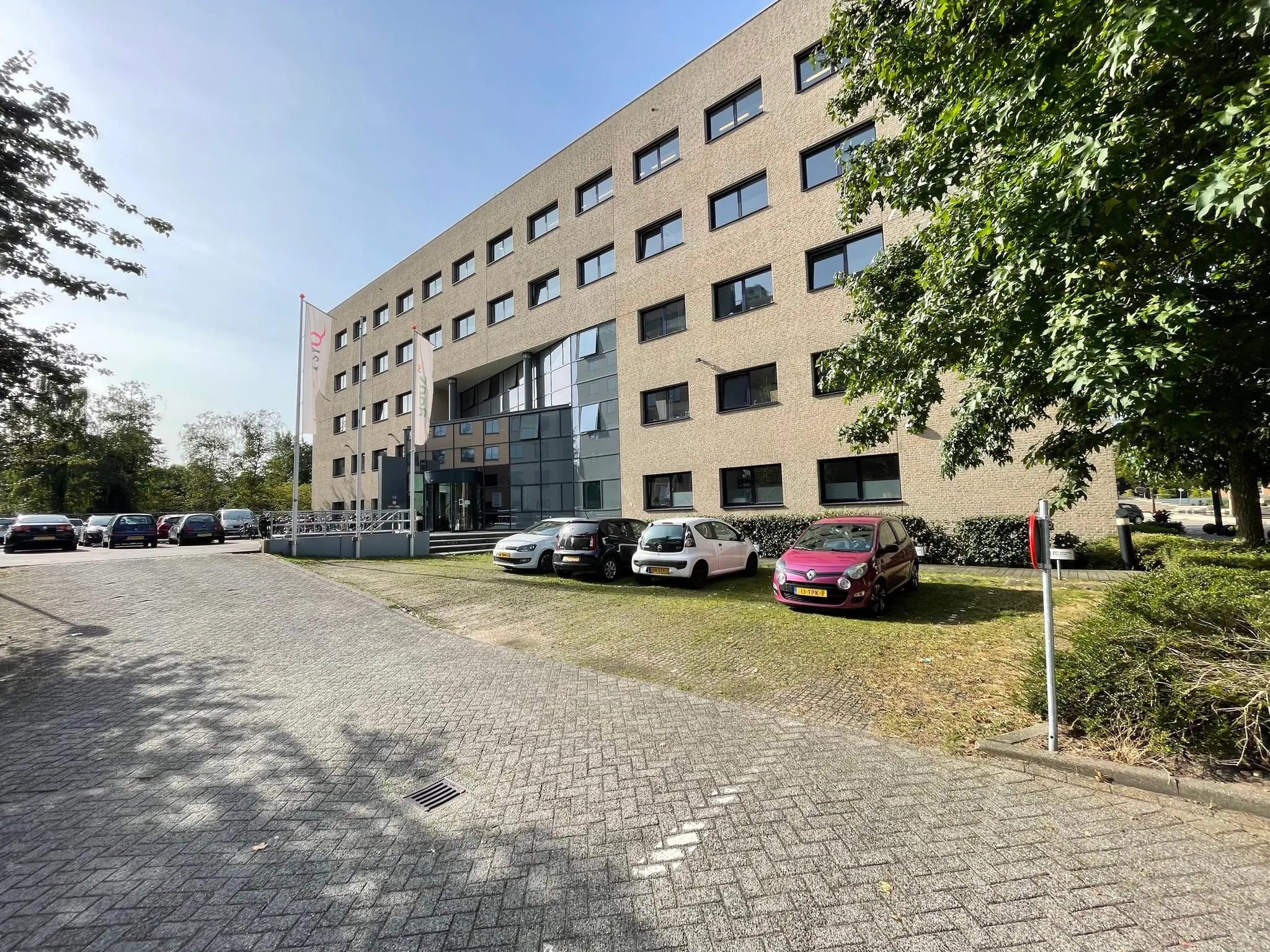 Kantoorgebouw aan de Euclideslaan in Utrecht met geparkeerde auto's op de voorgrond.