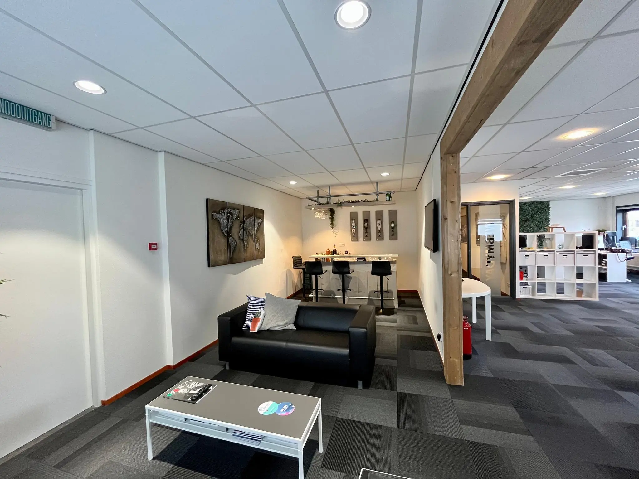 Moderne kantoorruimte aan de Daltonstraat met een loungehoek, bar en werkplekken.