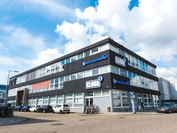 Bedrijfsgebouw aan de Pilotenstraat met de namen "Cloud 9" en "Armada" op de gevel.