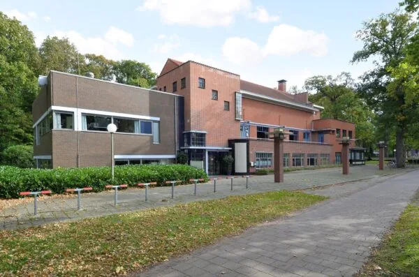 Modern gebouw aan de Endegeesterstraatweg met bakstenen gevel en omliggend groen.