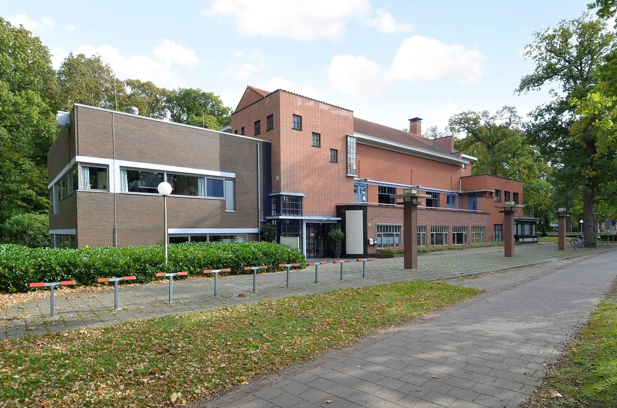 Modern gebouw aan de Endegeesterstraatweg met bakstenen gevel en omliggend groen.