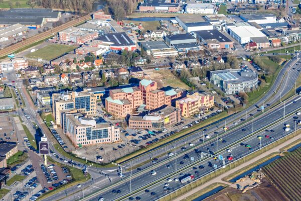 Luchtfoto van kantorencomplex Kosterijland in Bunnik, grenzend aan de snelweg A12.