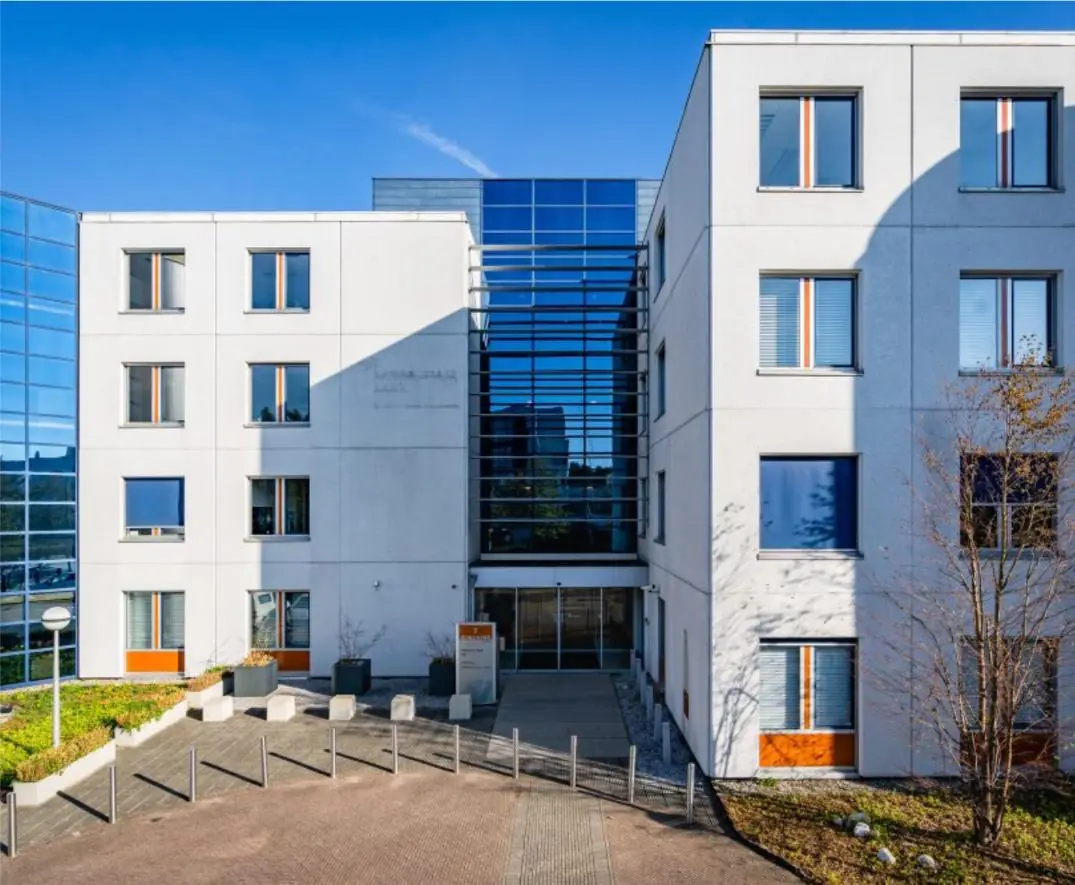 Vooraanzicht van het moderne kantoorgebouw Rijnzathe met witgepleisterde gevels en glazen entree.