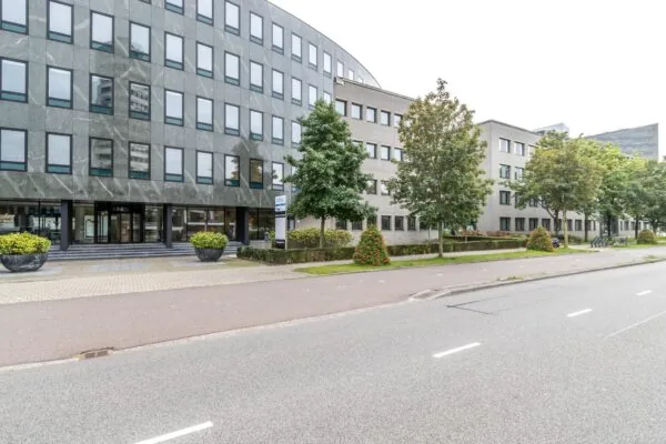 Kantoorgebouw aan de Pythagoraslaan met moderne gevel en omliggend groen.