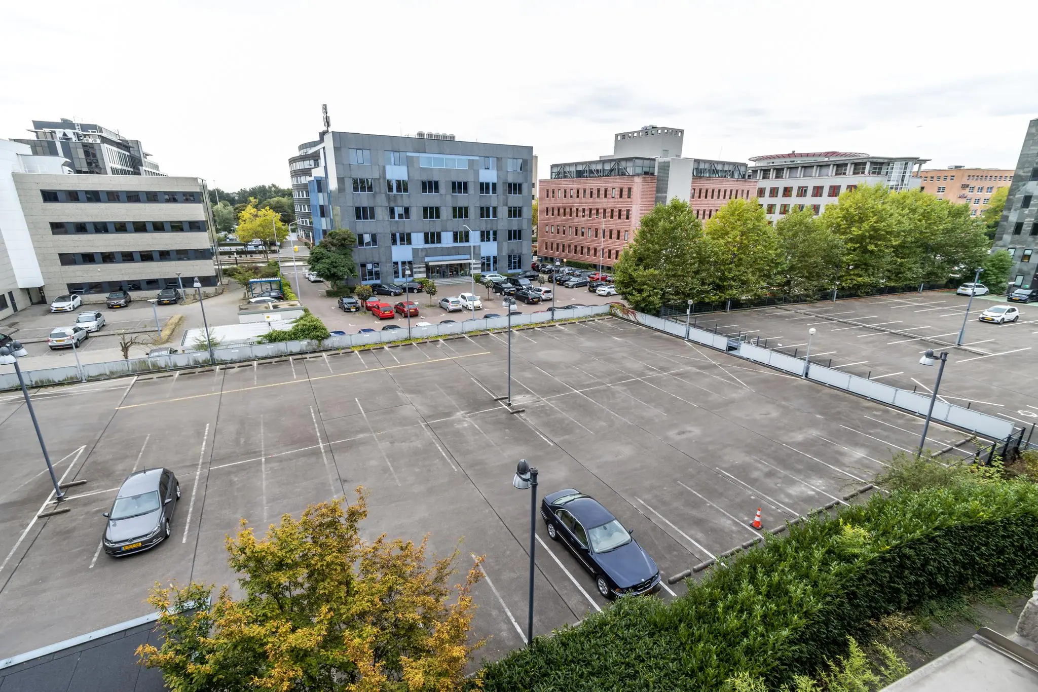 Lege parkeerplaats aan de Pythagoraslaan in een kantorenwijk met meerdere kantoorgebouwen op de achtergrond.