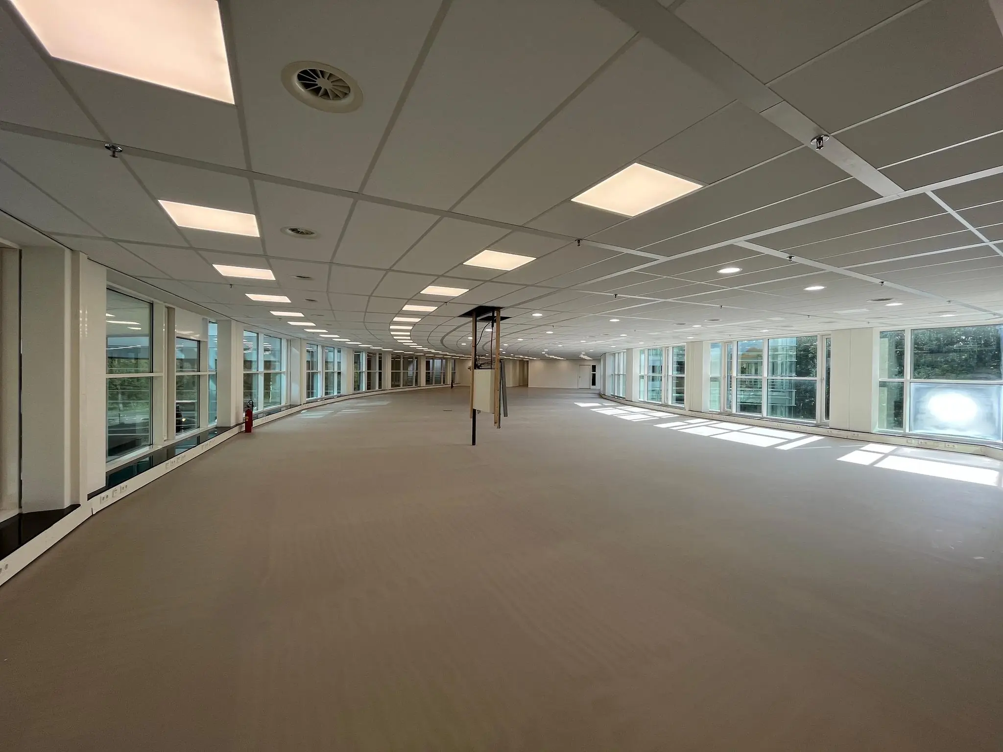 Licht en ruim kantoorinterieur aan de Newtonlaan met grote ramen en systeemplafond.