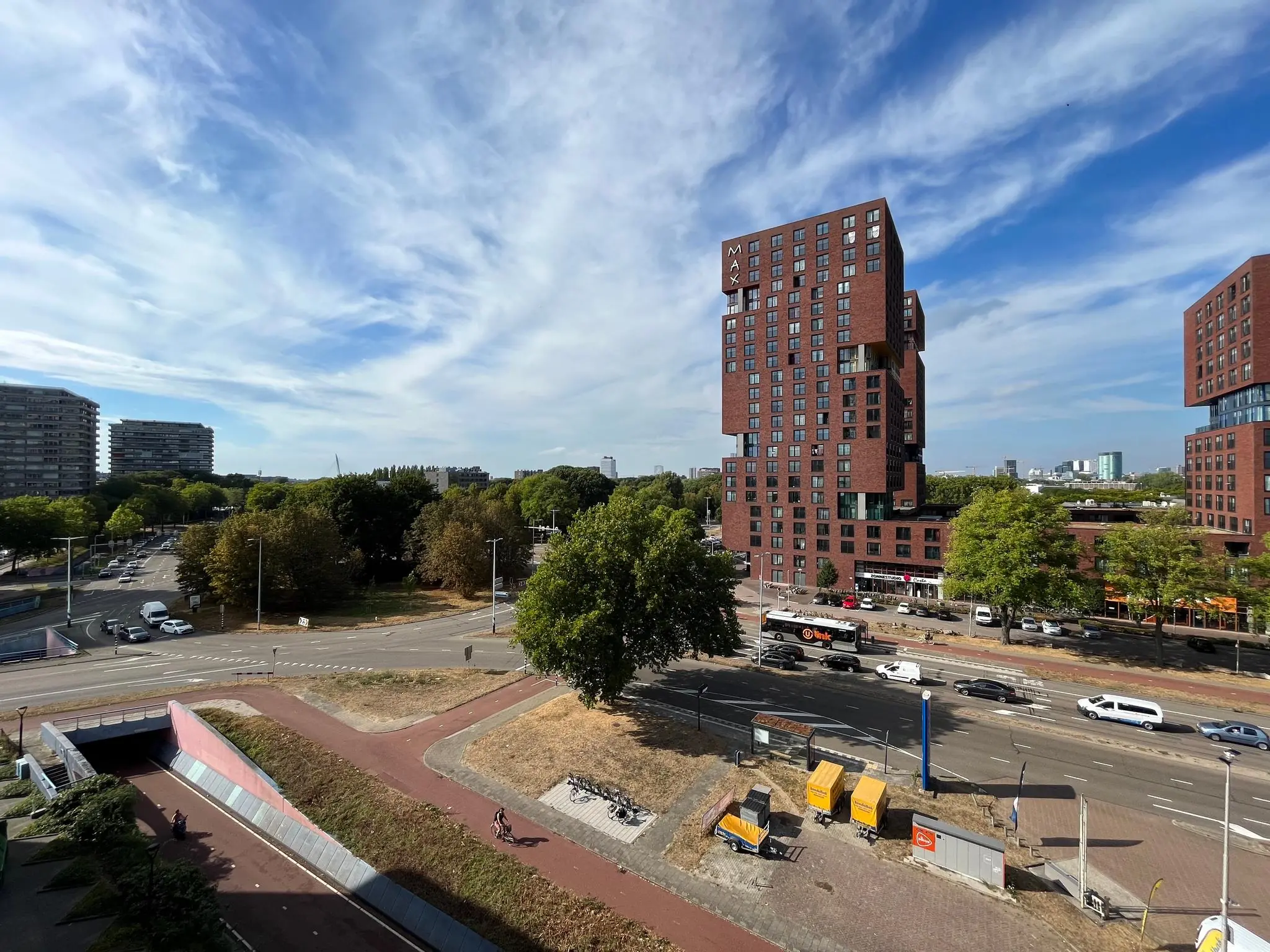 Hoogbouw aan de Europalaan in Utrecht met drukke verkeerswegen, fietspad en groenvoorziening op de voorgrond.
