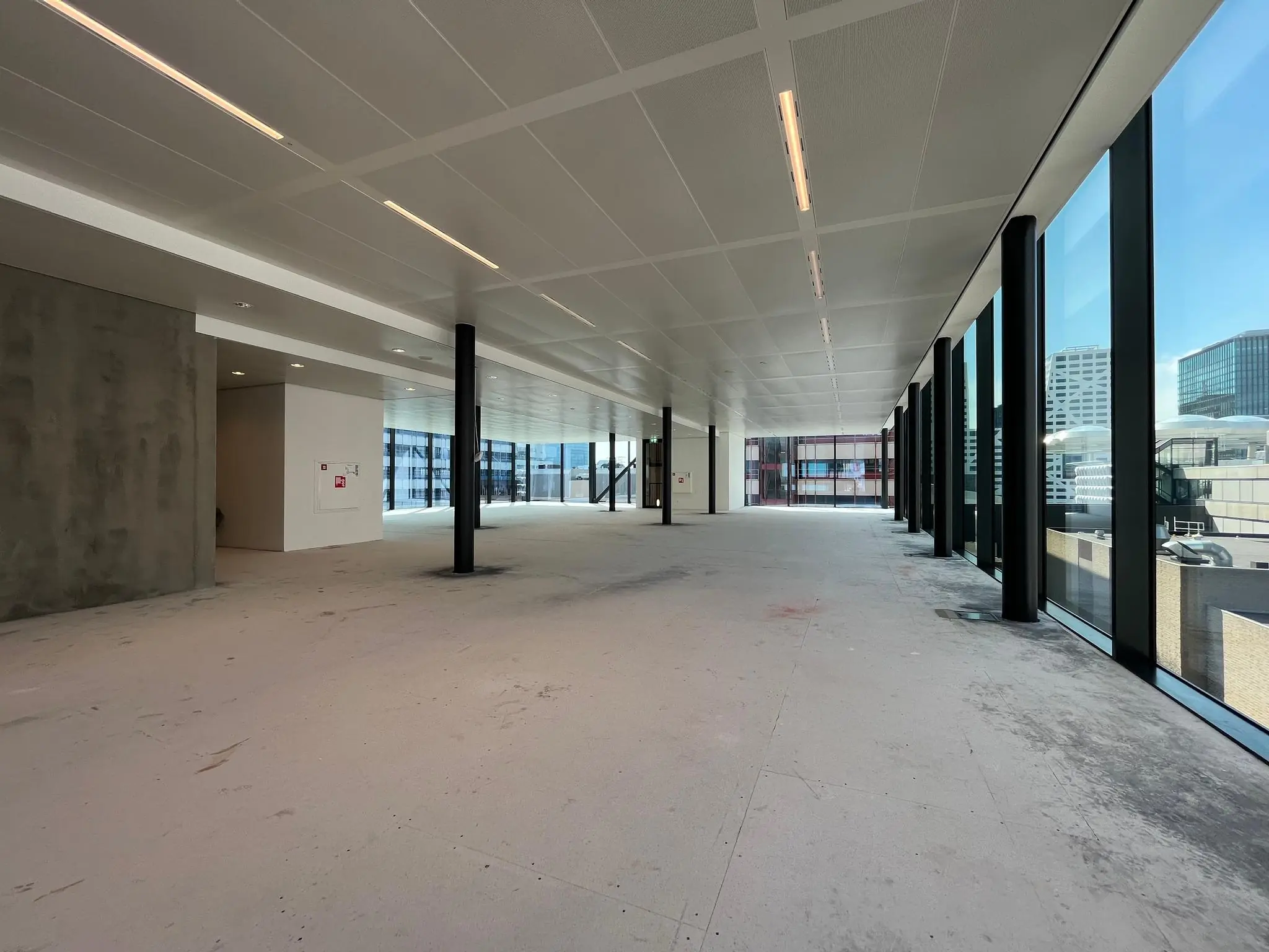 Leeg kantoorpand aan de Catharijnesingel met grote ramen en uitzicht op moderne gebouwen.