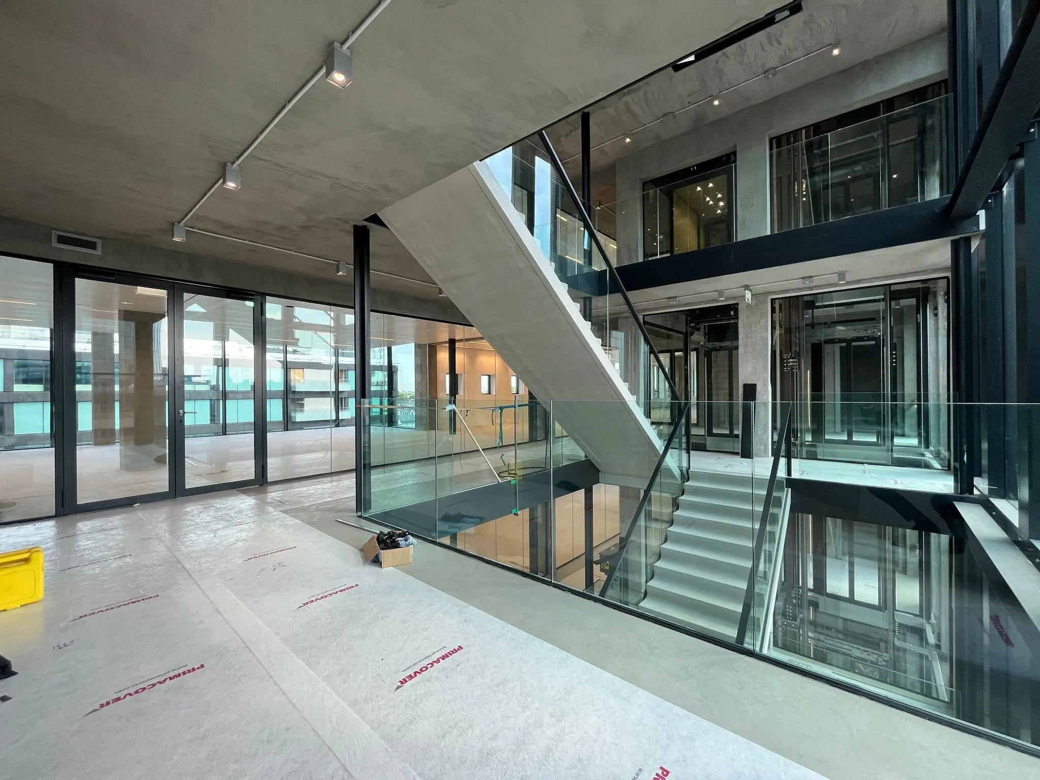 Moderne, glazen trappenhal in nieuw kantoorpand aan de Catharijnesingel in Utrecht.