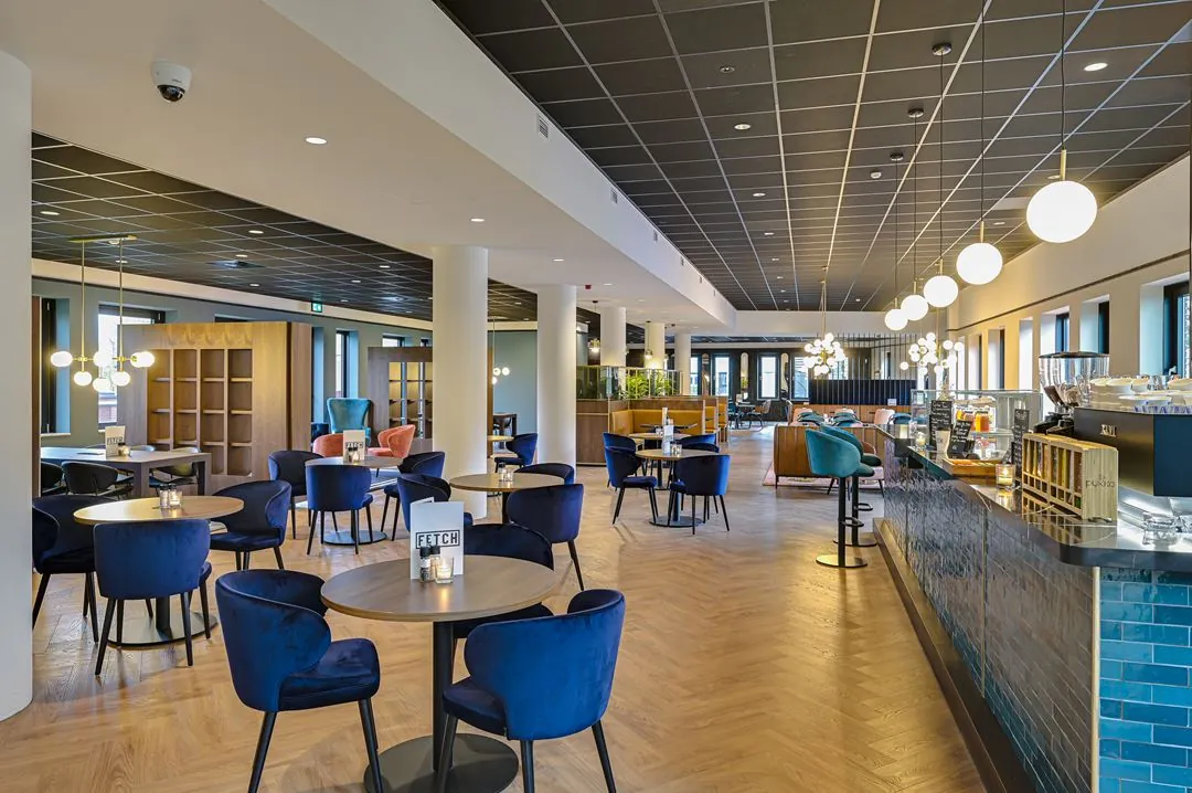 Moderne en sfeervolle lounge of caféruimte aan de Kingsfordweg met stijlvolle zitplaatsen en een koffiebar.