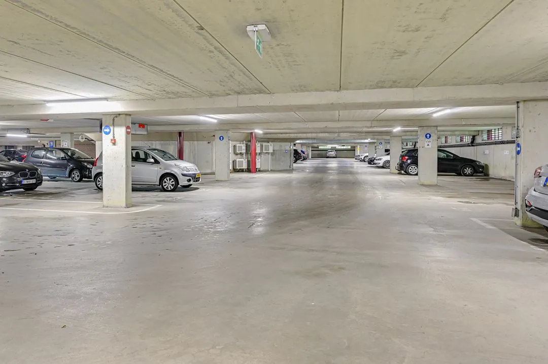 Ondergrondse parkeergarage aan de Kingsfordweg met geparkeerde auto's en betonnen pilaren.