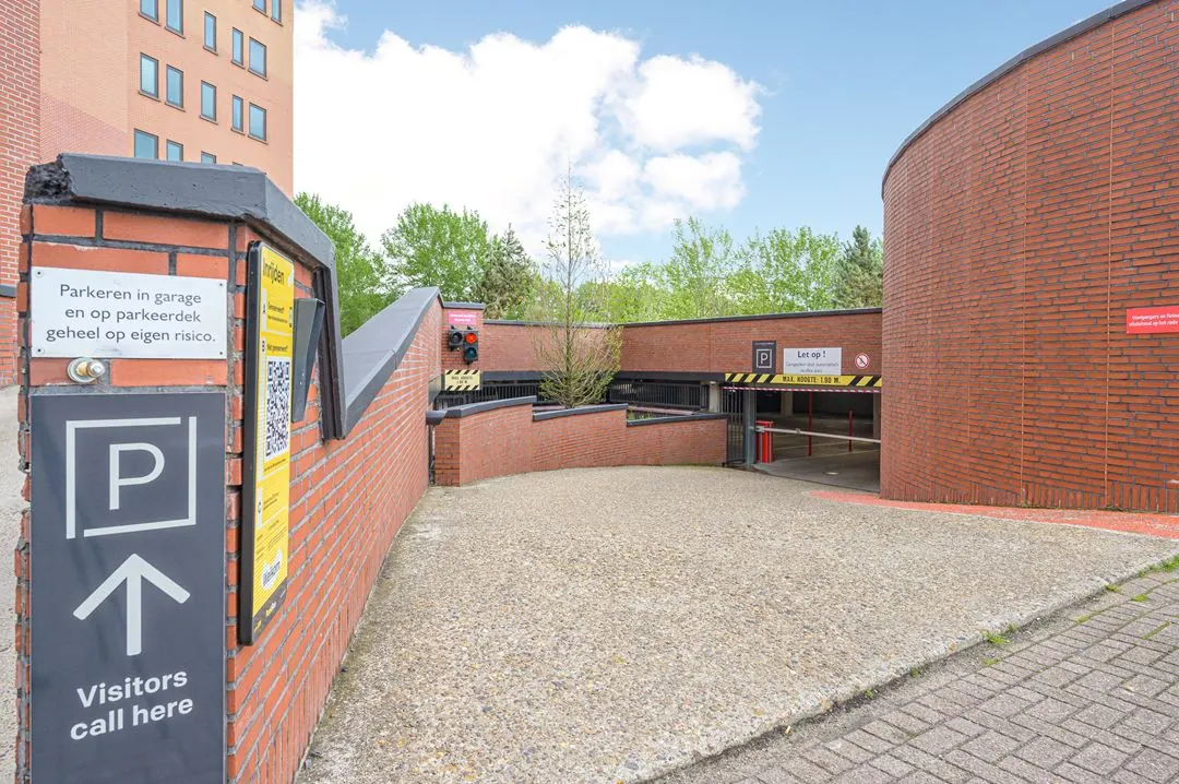 Inrit van een ondergrondse parkeergarage aan de Kingsfordweg met waarschuwings- en informatieborden.
