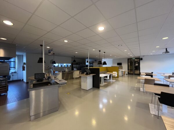 Moderne en ruime bedrijfskantine aan de Zonnebaan met zitplaatsen en een zelfbedieningsbuffet.