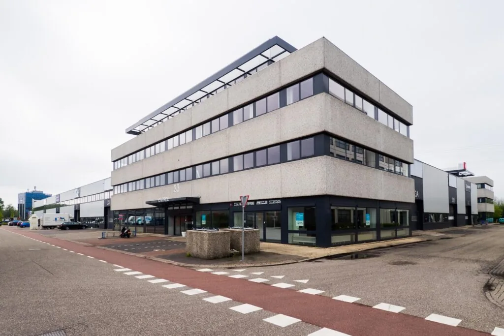 Modern kantoorgebouw aan de Zonnebaan 33 in een bedrijventerrein met ruime parkeergelegenheid.