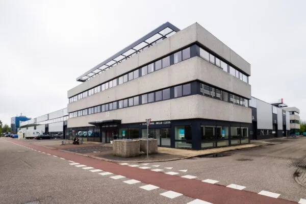 Modern kantoorgebouw aan de Zonnebaan 33 in een bedrijventerrein met ruime parkeergelegenheid.