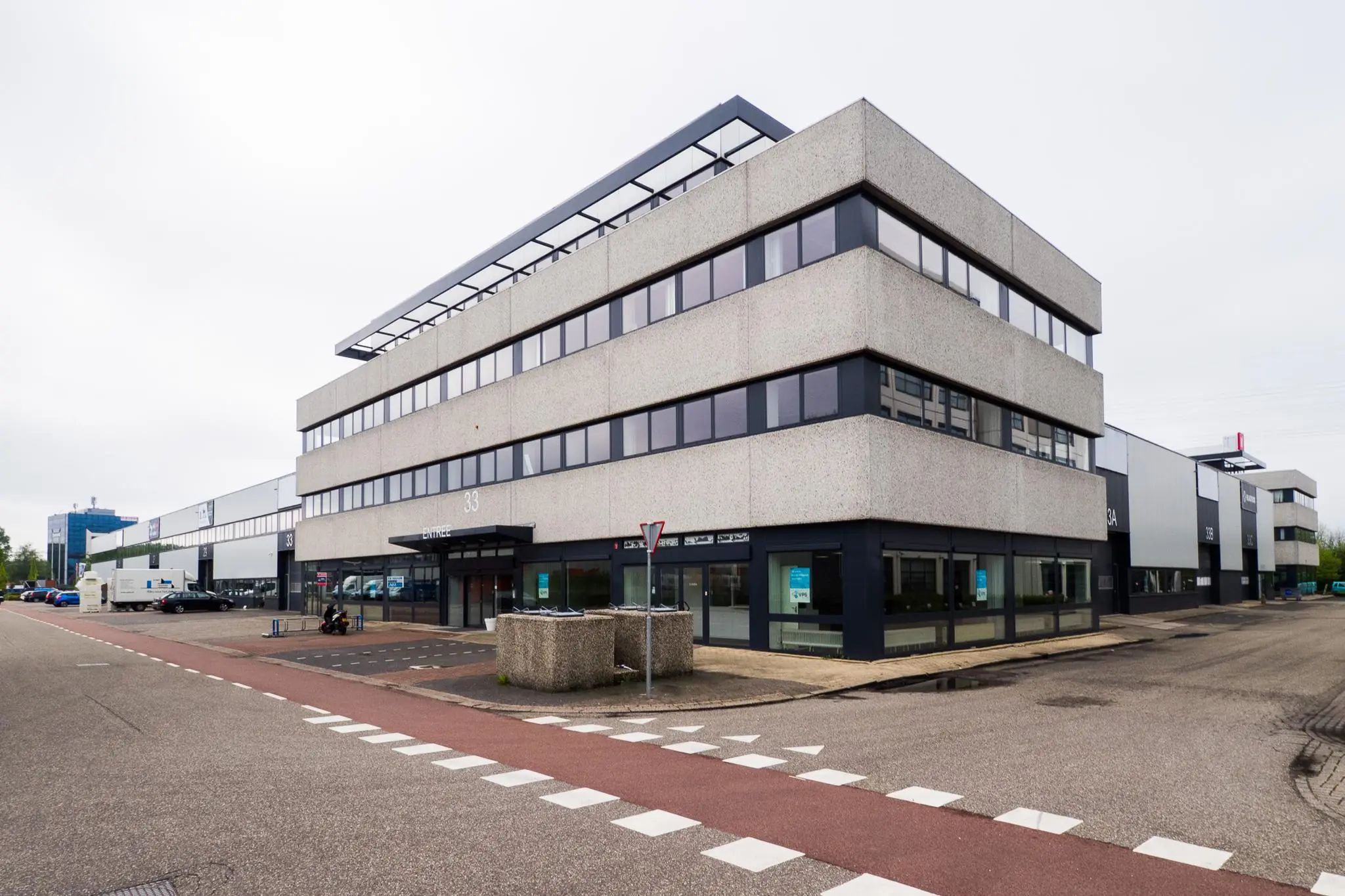 Modern kantoorgebouw aan de Zonnebaan 33 in een bedrijventerrein met ruime parkeergelegenheid.