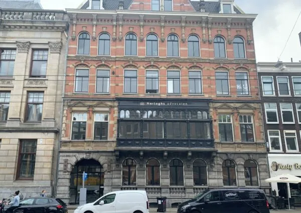 Voorgevel van het historische kantoorpand aan de Raadhuisstraat met het advocatenkantoor Hertoghs op de begane grond.