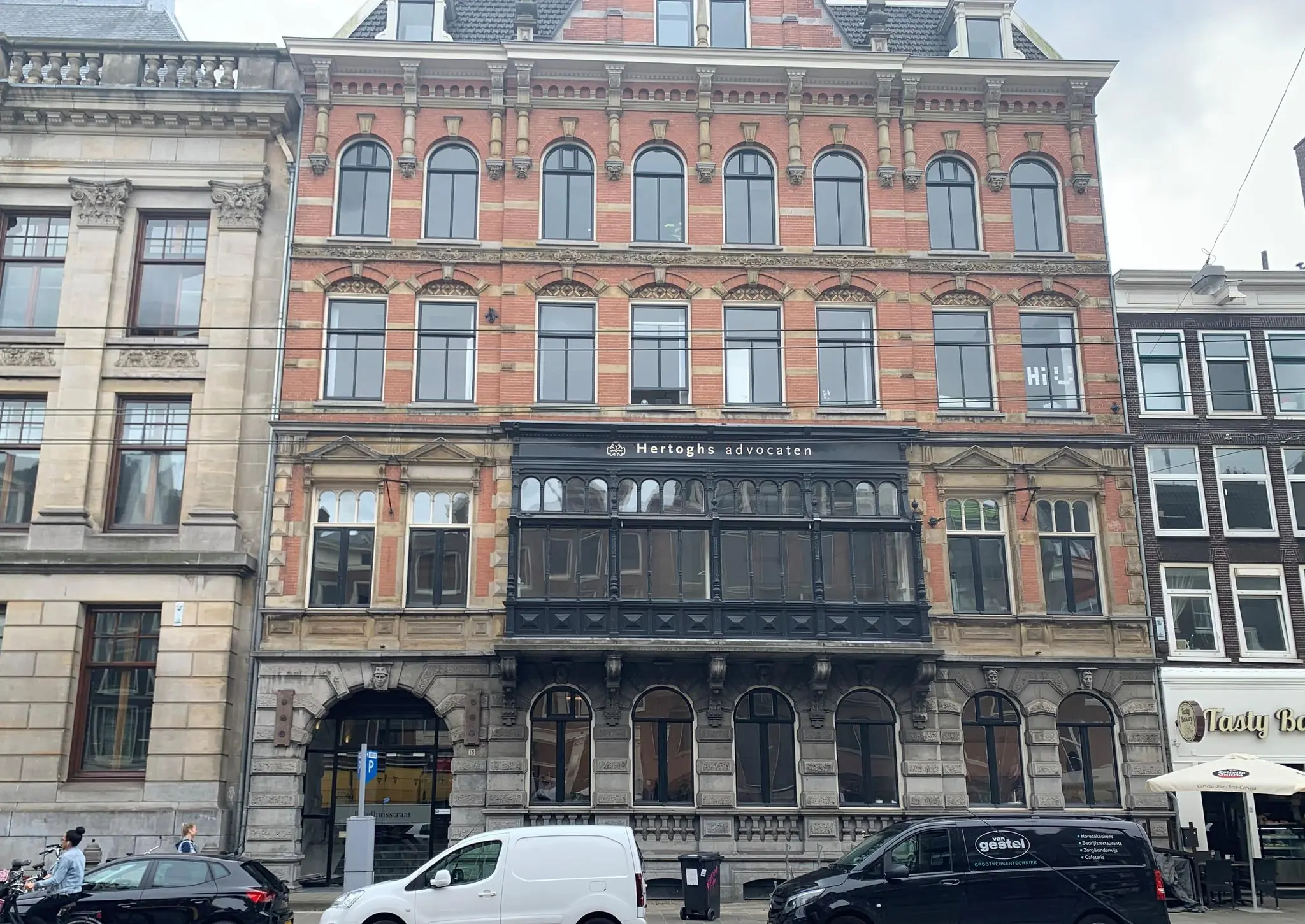 Voorgevel van het historische kantoorpand aan de Raadhuisstraat met het advocatenkantoor Hertoghs op de begane grond.