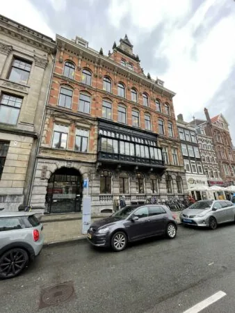 Een historisch pand aan de Raadhuisstraat in Amsterdam met het advocatenkantoor Hertoghs op de begane grond.