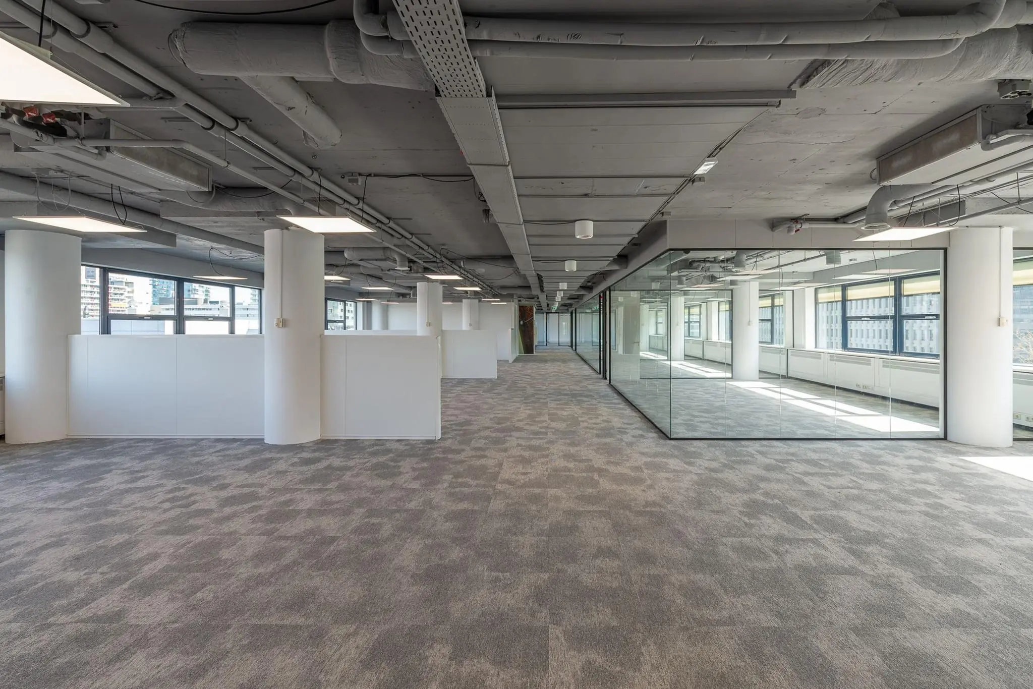 Modern, open kantoorpand aan de Westblaak met glazen vergaderruimtes en uitzicht op de stad.