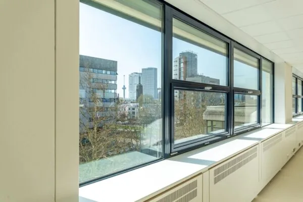 Uitzicht vanuit een binnenruimte op de Rotterdamse skyline met onder andere de Euromast, gezien vanaf Westblaak.