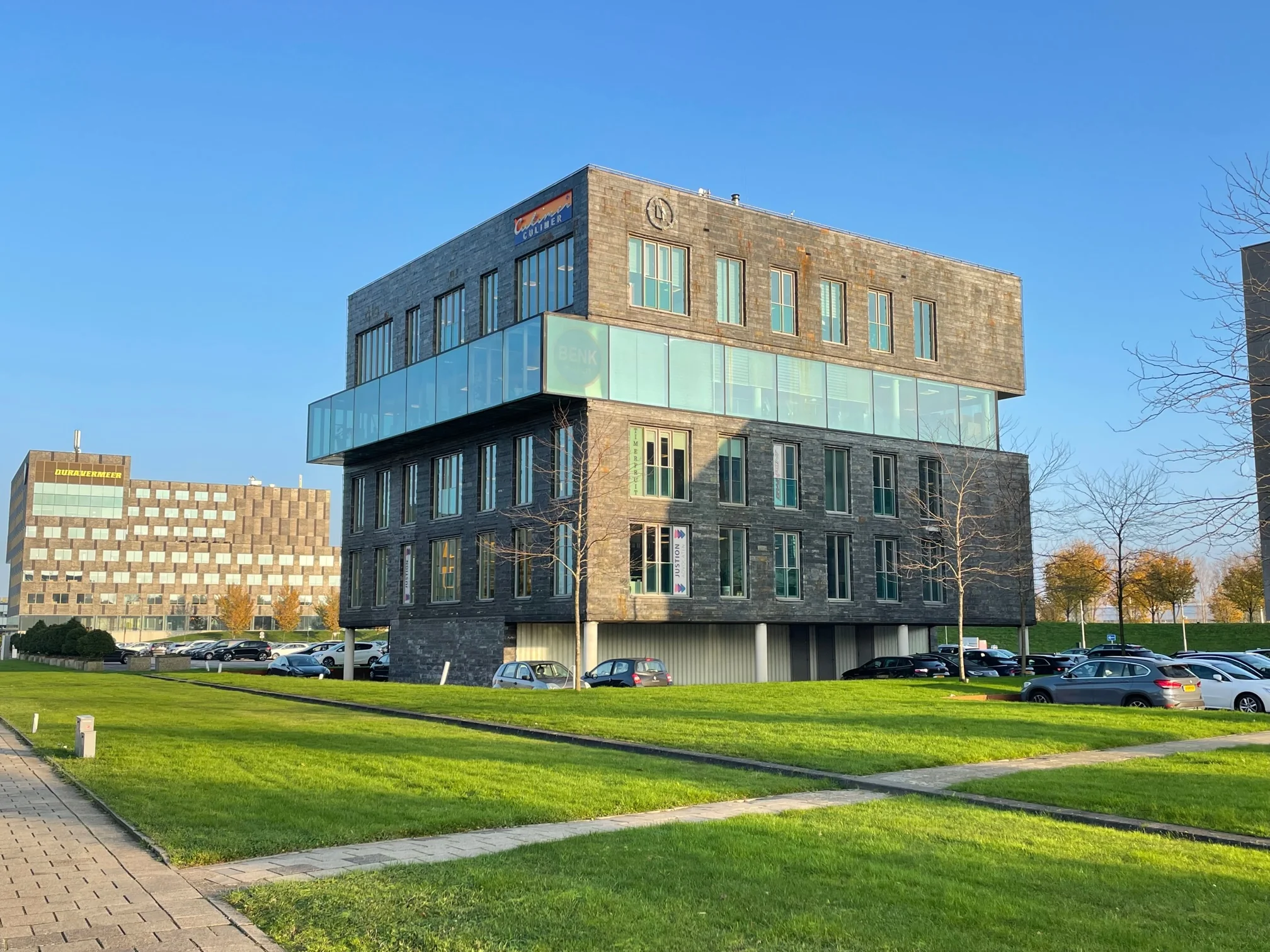Modern kantoorgebouw aan de Linatebaan in Capelle aan den IJssel met grote ramen en een glazen tussenverdieping.