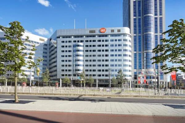 Kantoorpand aan het Weena in Rotterdam met het Coolblue-logo op de voorgevel.