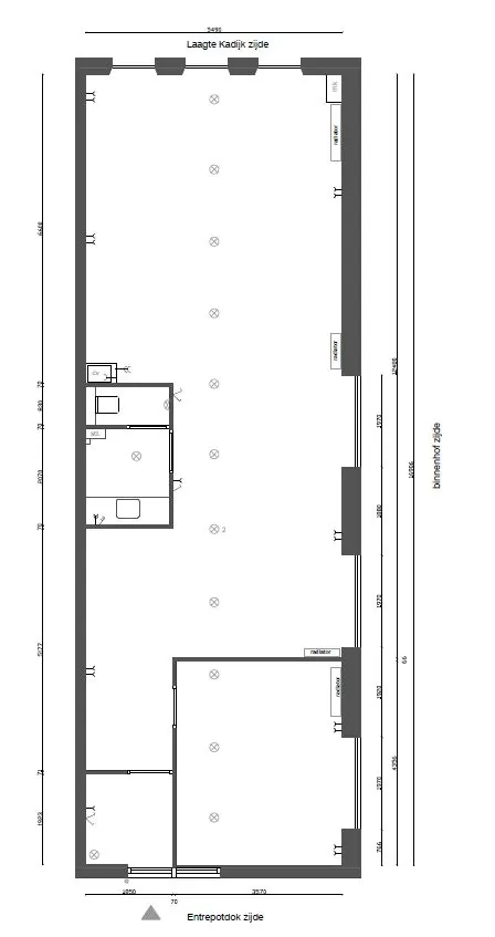 Plattegrond van een rechthoekige ruimte aan het Entrepotdok met aanduiding van muren, deuren, ramen en sanitaire voorzieningen.