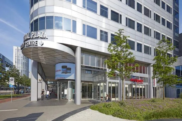 Ingang van Central Plaza City Centre aan het Weena in Rotterdam met het restaurant Vapiano en een moderne gevel.