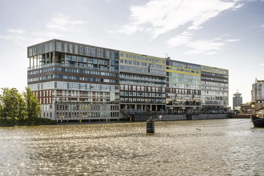 Appartementencomplex Silodam in Amsterdam met een gevarieerde gevel, gezien vanaf het water.