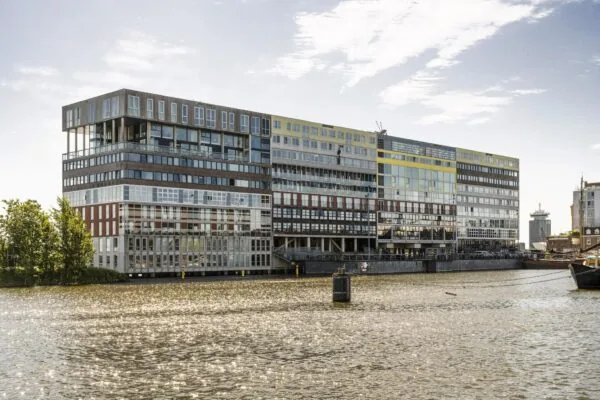 Appartementencomplex Silodam in Amsterdam met een gevarieerde gevel, gezien vanaf het water.