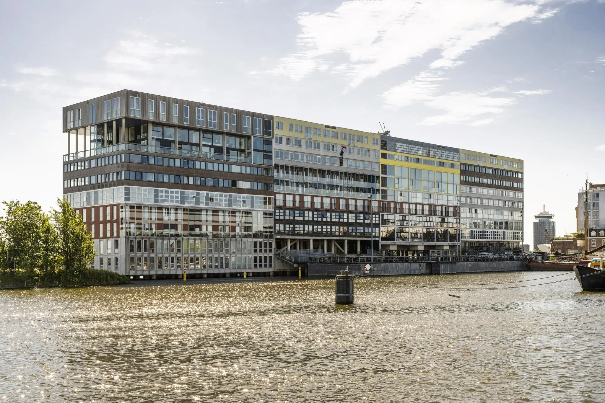 Appartementencomplex Silodam in Amsterdam met een gevarieerde gevel, gezien vanaf het water.