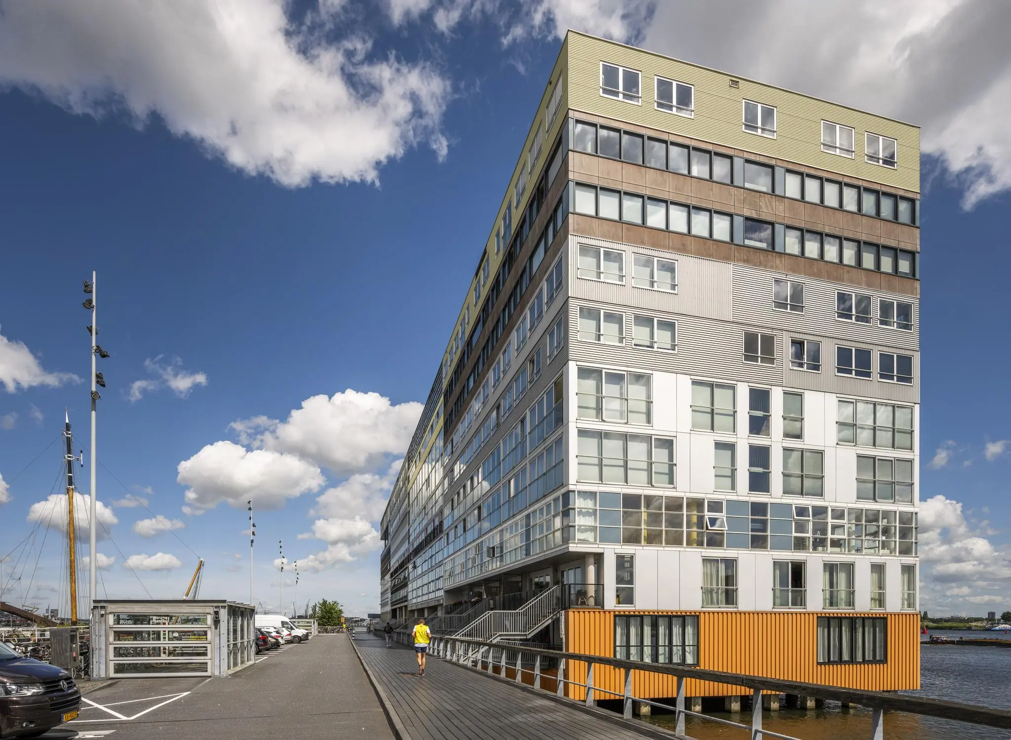 Modern woongebouw Silodam aan het water in Amsterdam met kleurrijke gevels en een heldere blauwe lucht.