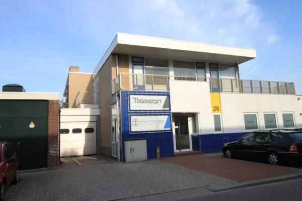 Bedrijfspand aan de Nevadadreef 26 in Utrecht met gevelreclame van Telesan en Minifotostudio.