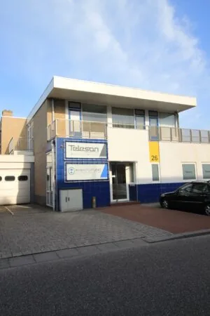 Vooraanzicht van een bedrijfsgebouw aan de Nevadadreef met de gevels van Teleson en Minifotostudio.