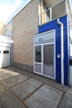 Voordeur van een bedrijfs- of woonpand aan de Nevadadreef met huisnummer 24.