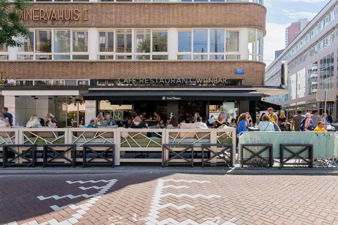 Terras van café-restaurant en wijnbar aan de Meent in Rotterdam, gevestigd in het Minervahuis I.