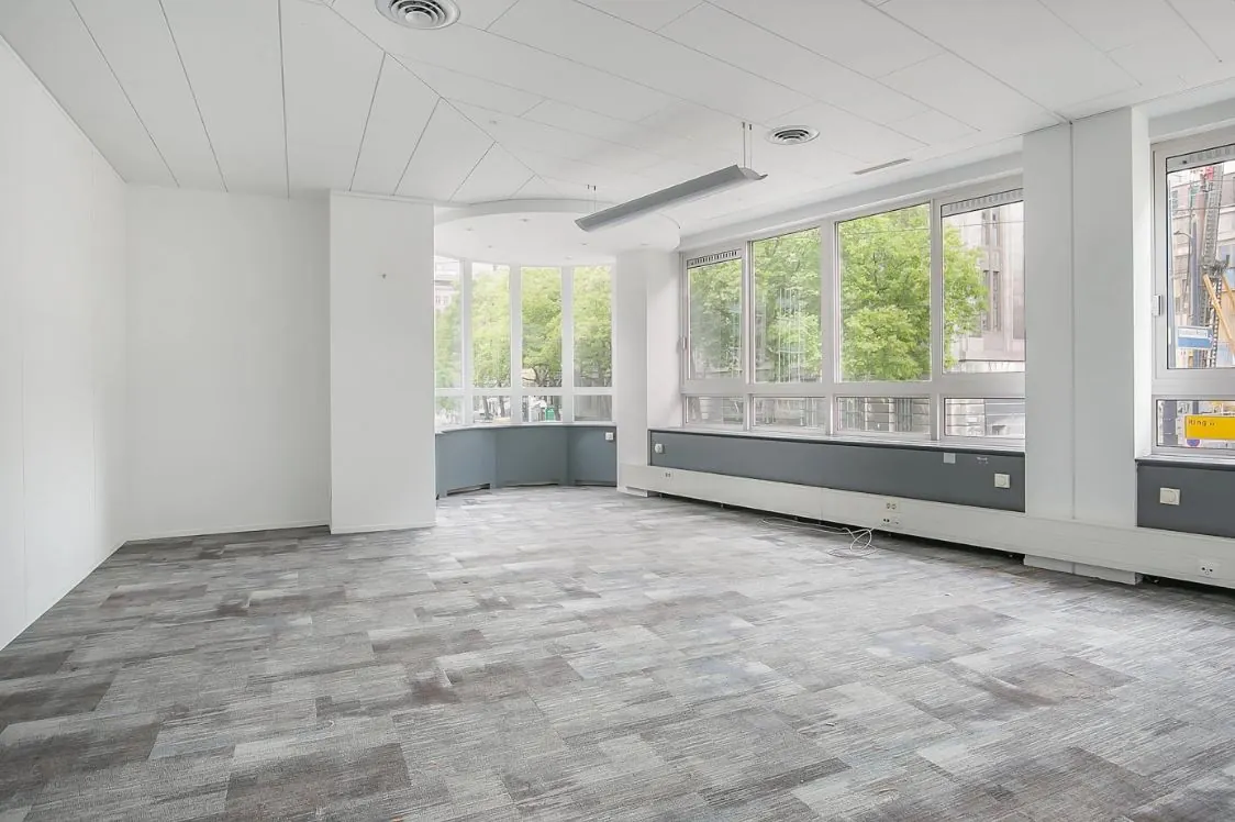 Licht en leeg kantoorruimte aan de Meent met grote ramen en een modern plafondontwerp.