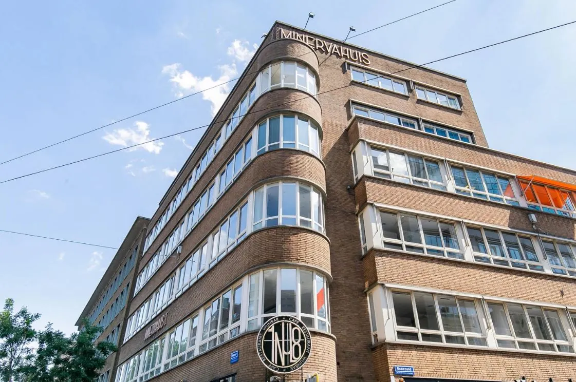 Hoekaanzicht van het Minervahuis, een karakteristiek bakstenen kantoorgebouw aan de Rodezand in Rotterdam.