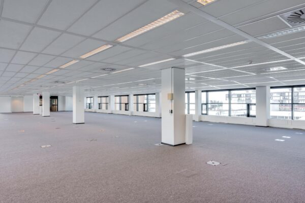 Ruim, licht en modern leeg kantoorpand aan de Westerstraat met grote ramen en systeemplafond.