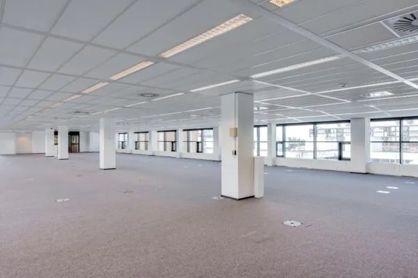 Ruim, licht en modern leeg kantoorpand aan de Westerstraat met grote ramen en systeemplafond.