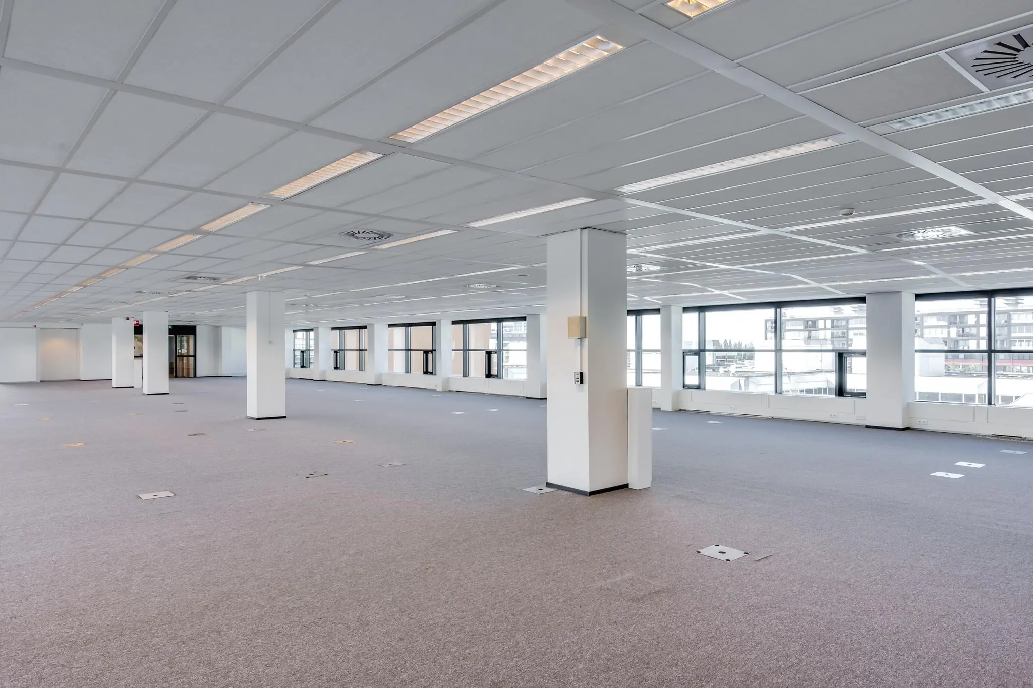 Ruim, licht en modern leeg kantoorpand aan de Westerstraat met grote ramen en systeemplafond.
